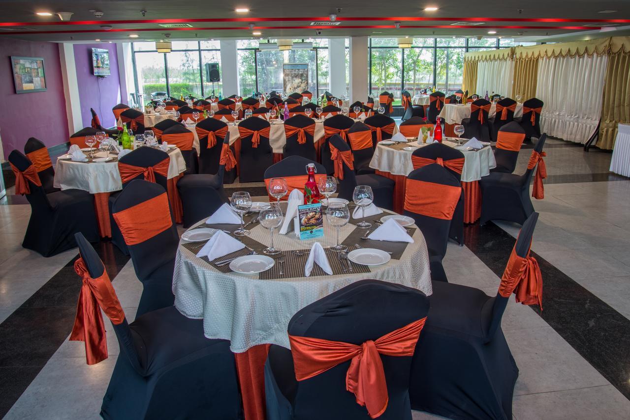 Hide Away Suites Noida Zewnętrze zdjęcie