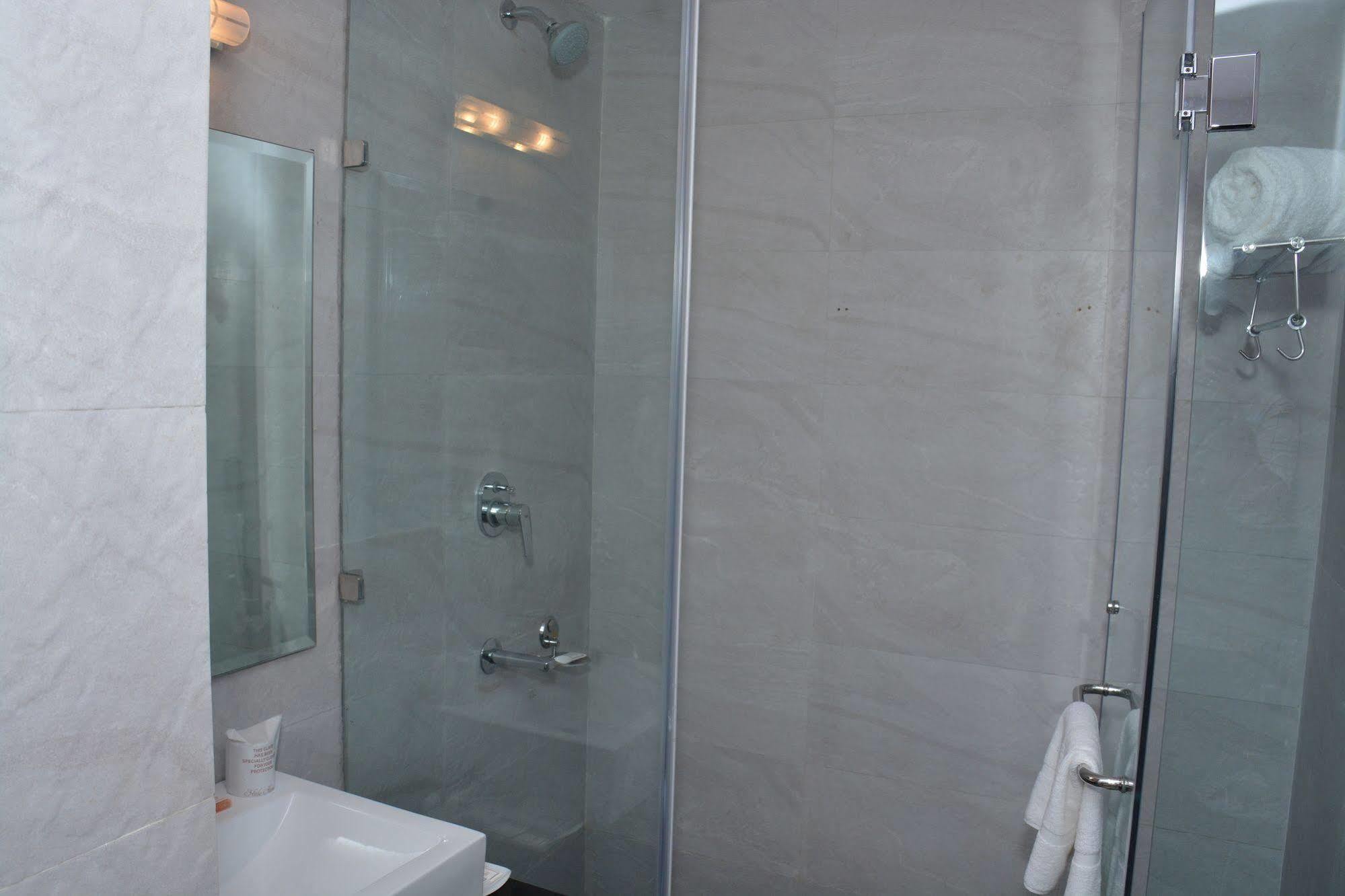 Hide Away Suites Noida Zewnętrze zdjęcie