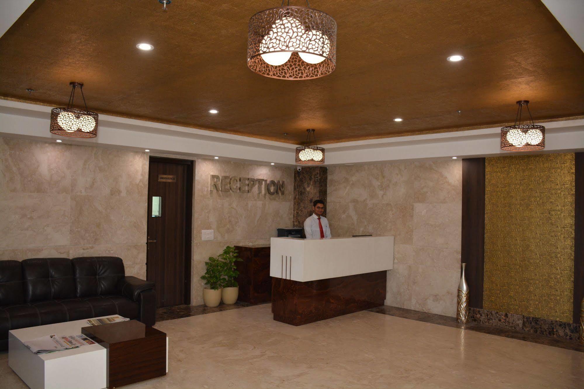 Hide Away Suites Noida Zewnętrze zdjęcie