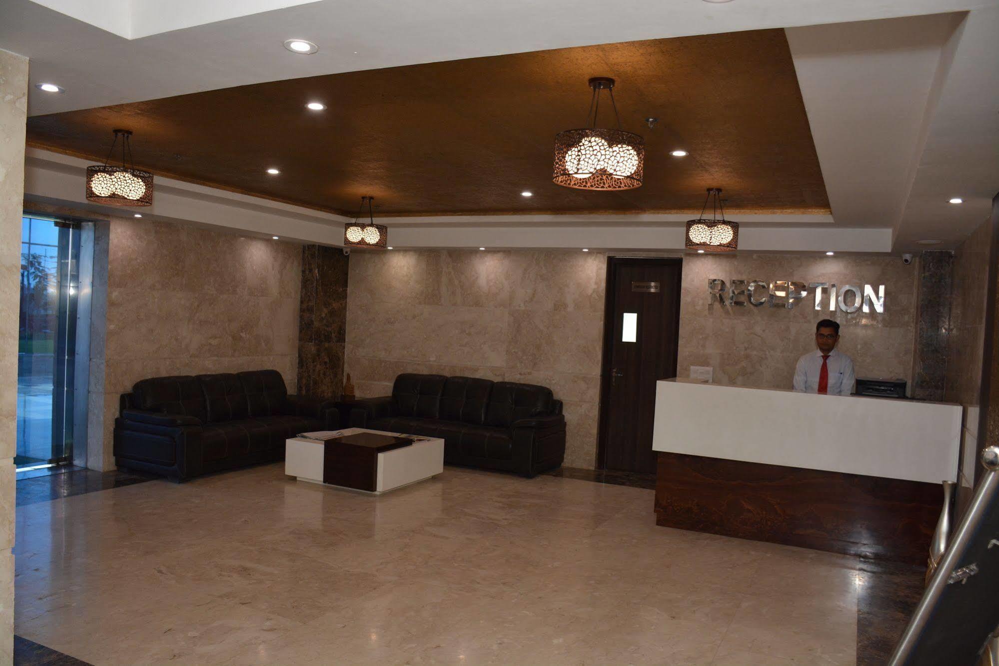 Hide Away Suites Noida Zewnętrze zdjęcie