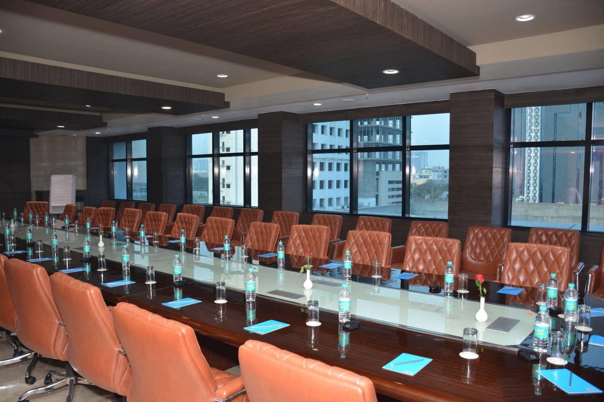 Hide Away Suites Noida Zewnętrze zdjęcie