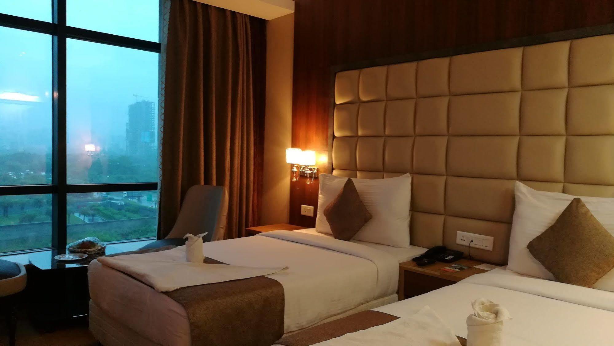 Hide Away Suites Noida Zewnętrze zdjęcie