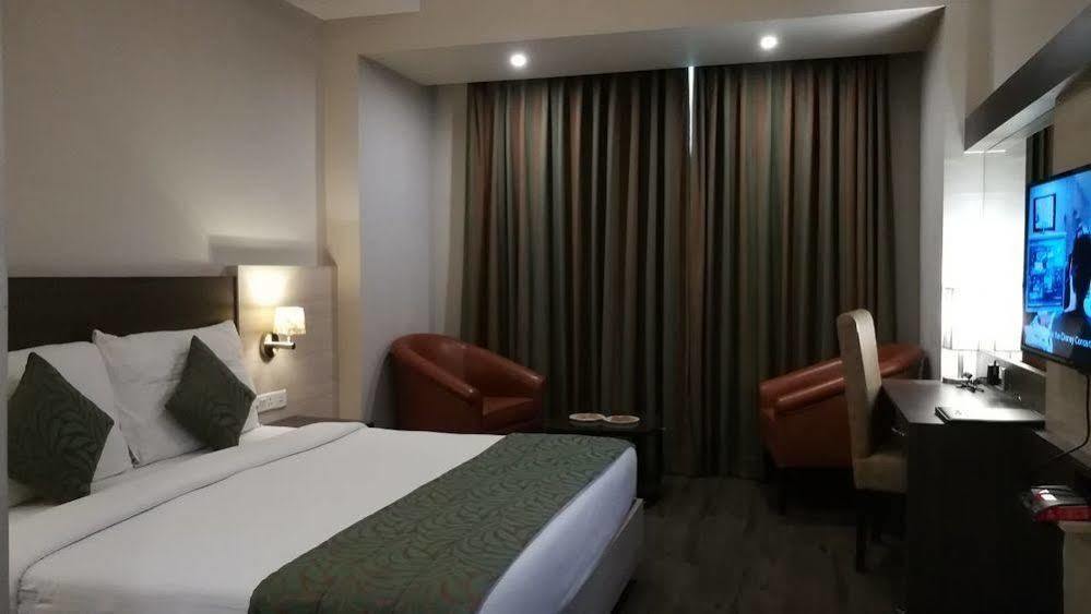 Hide Away Suites Noida Zewnętrze zdjęcie
