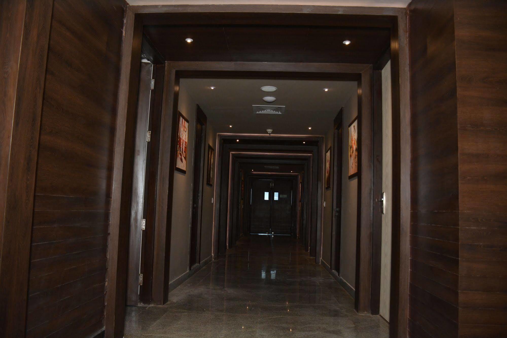 Hide Away Suites Noida Zewnętrze zdjęcie